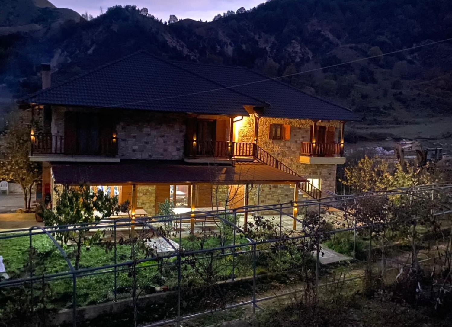 Bujtina Hader Xhebro Hostel Tepelene Exterior photo
